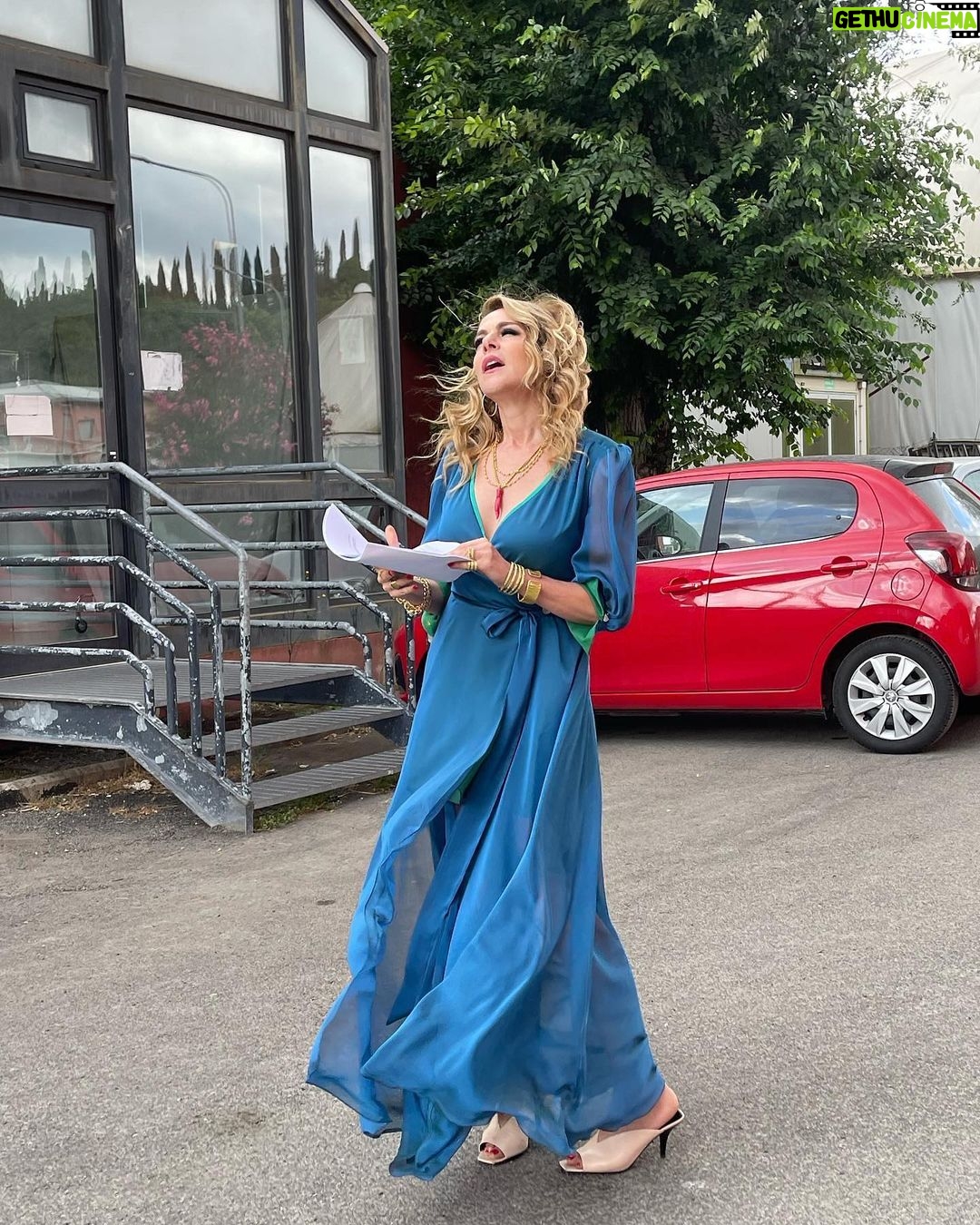 Claudia Gerini Instagram - La maga Cecilia che cerca ispirazione per diventare se stessa @europictures_ #actress #cinema