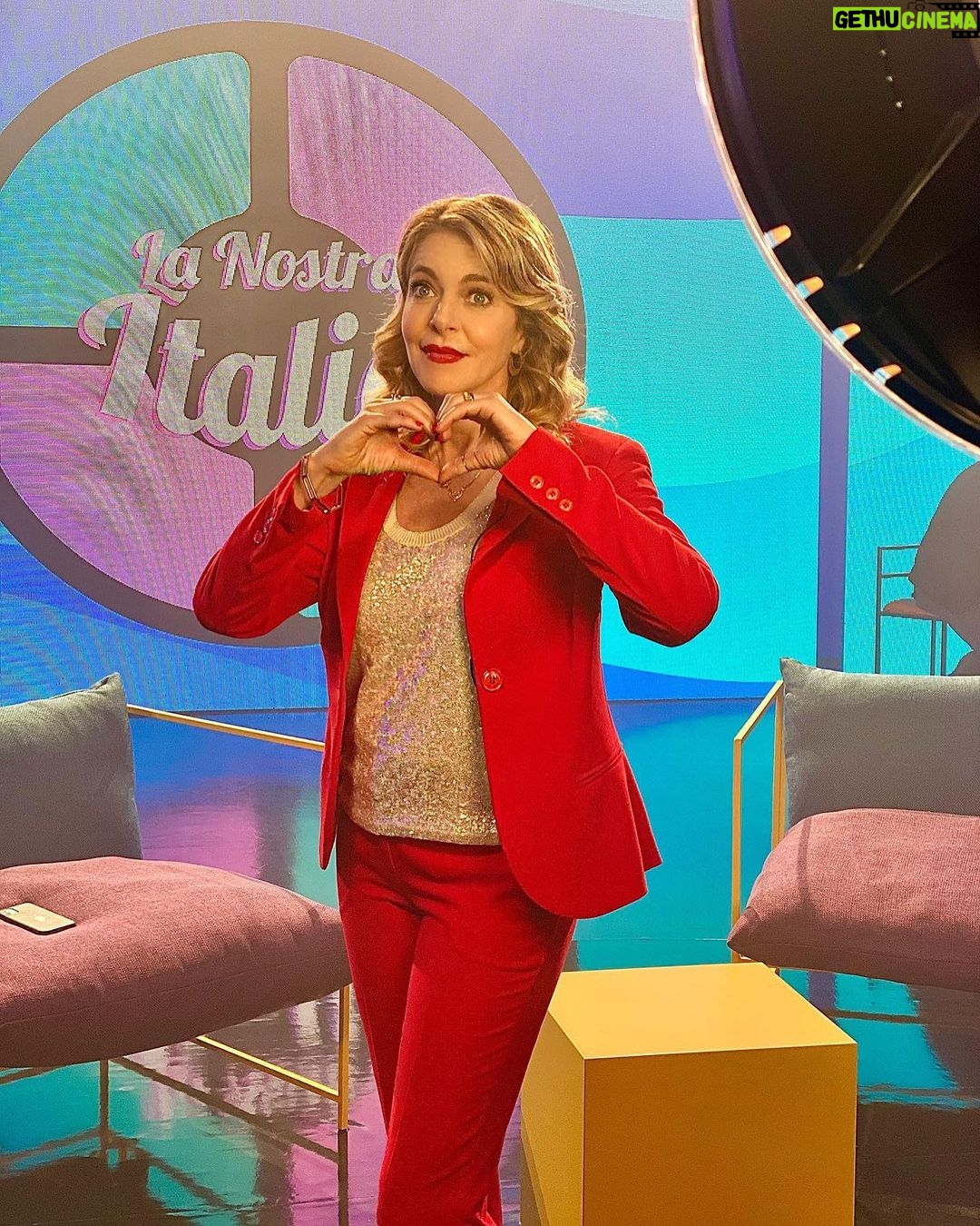 Claudia Gerini Instagram - Una conduttrice televisiva per Massimiliano Bruno …#cinema #actresslife @iif_gram #imigliorigiorni ROMA - città eterna