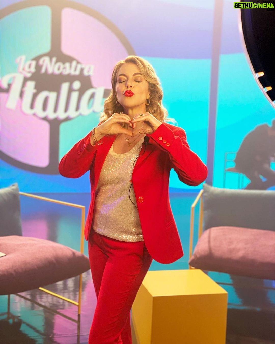 Claudia Gerini Instagram - Una conduttrice televisiva per Massimiliano Bruno …#cinema #actresslife @iif_gram #imigliorigiorni ROMA - città eterna