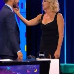 Claudia Gerini Instagram - Lezioni su come tirare le pizze con @geriniclaudia 🖐🏻 #staseracecattelan in onda martedì e mercoledì in seconda serata su @instarai2 e @raiplay_official
