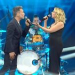 Claudia Gerini Instagram - Se vi siete persi il duetto Nek - Gerini vuol dire che dovete correre su #RaiPlay 📲 #DSAP #DallaStradaAlPalco