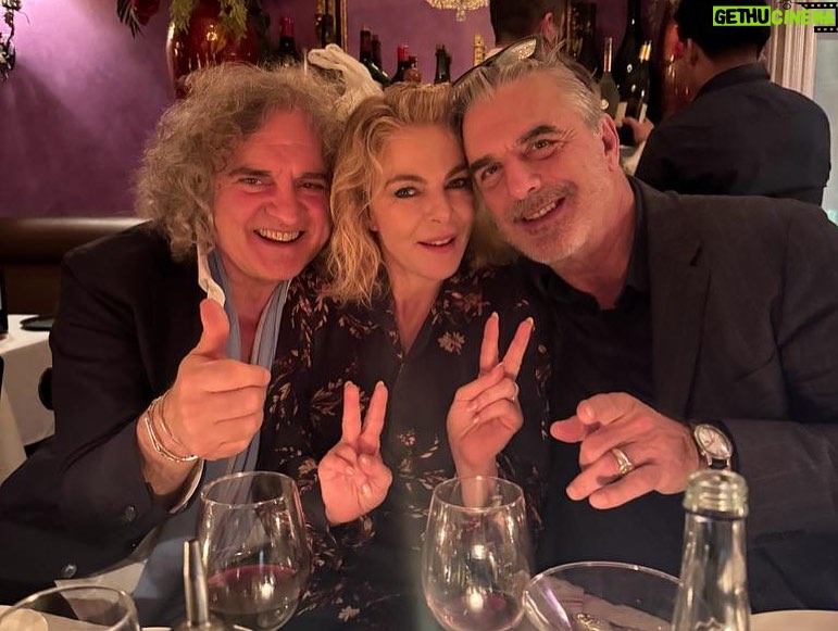 Claudia Gerini Instagram - About last night…. Una cena di Thanksgiving imporovvisata! Con le mie figlie e molti amici con figli… eccomi con Orsola,Fabio e Chris il mitico Mr Big di Sex and the city #gratitude #nyc #friendstvvideos East Village, New York, New York