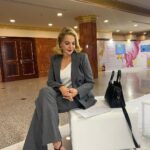 Claudia Gerini Instagram - Imparo e ripeto…. Studio e riproduco suoni… tono di voce, pause… tutto per arrivare al cuore di chi ascolta #actress #monologue