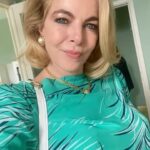 Claudia Gerini Instagram - Il tempo sul set si è fermato negli anni '80 e io sono pronta a riviverli pienamente. 🤩 #film #set #anni80 Anzio, Italy