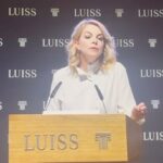 Claudia Gerini Instagram - E’ stato molto emozionante ieri la Lectio Magistralis che ho fatto per @fondazioneguidocarli all’aula magna della @uniluiss . Grazie @romana_liuzzo per questa opportunità 🩷 Questa di oggi, vorrei che fosse una dichiarazione di indipendenza dalla tirannia della perfezione, dell’abilismo a tutti i costi, contro la dittatura dell’apparenza che la società di oggi impone… Io mi definisco un’imperfezionista, una persona che nel disordine della vita trova il suo senso, la sua forza creativa