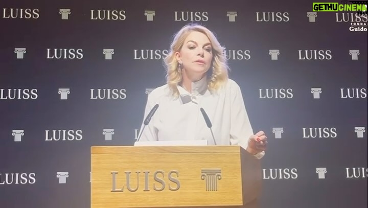 Claudia Gerini Instagram - E’ stato molto emozionante ieri la Lectio Magistralis che ho fatto per @fondazioneguidocarli all’aula magna della @uniluiss . Grazie @romana_liuzzo per questa opportunità 🩷 Questa di oggi, vorrei che fosse una dichiarazione di indipendenza dalla tirannia della perfezione, dell’abilismo a tutti i costi, contro la dittatura dell’apparenza che la società di oggi impone… Io mi definisco un’imperfezionista, una persona che nel disordine della vita trova il suo senso, la sua forza creativa