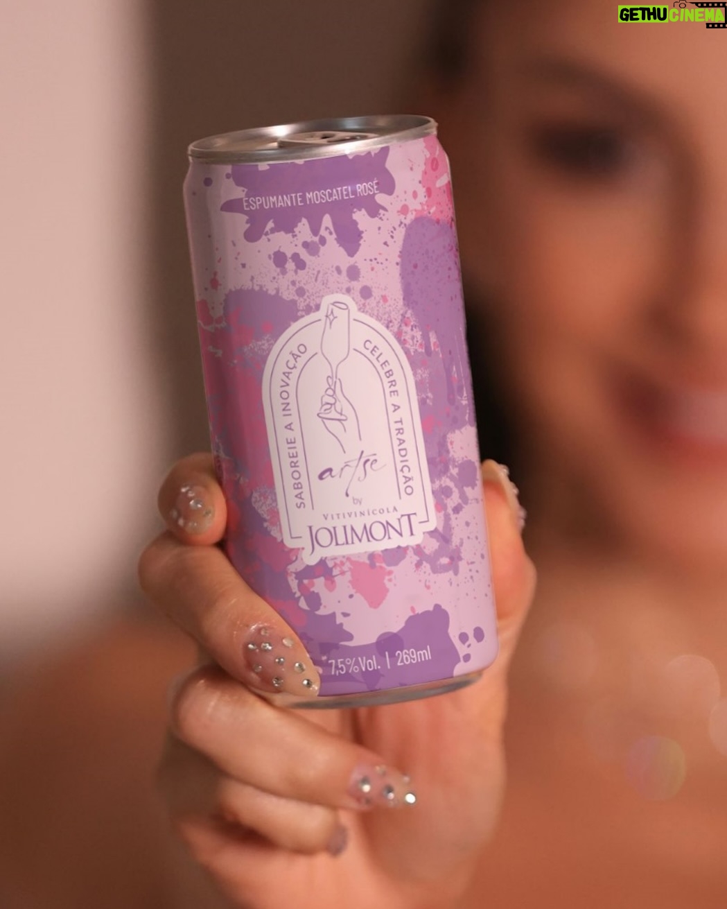 Claudia Leitte Instagram - Um brinde de frescor, leveza e equilíbrio de aromas, tudo em uma latinha! 🌸✨ Cada gole do espumante moscatel rosé é uma doçura equilibrada em forma de sabor. Prove e comprove, porque tá demais! 🥂💖 @artsevinhos *beba com moderação. *proibido para menores de 18 anos.