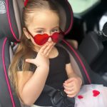 Claudia Leitte Instagram - Minha princesa dançou na igreja da escola hoje. Eu esqueci que estava na igreja e gritei, feito meus fãs no meu show. Sinto tanto orgulho dessa menina do coração gigante, meu Deus! Tô escrevendo com os zói chêi d’água, de felicidade!! “Os filhos são herança do Senhor, uma recompensa que ele dá. Como flechas nas mãos do guerreiro são os filhos nascidos na juventude. Como é feliz o homem cuja aljava está cheia deles! “