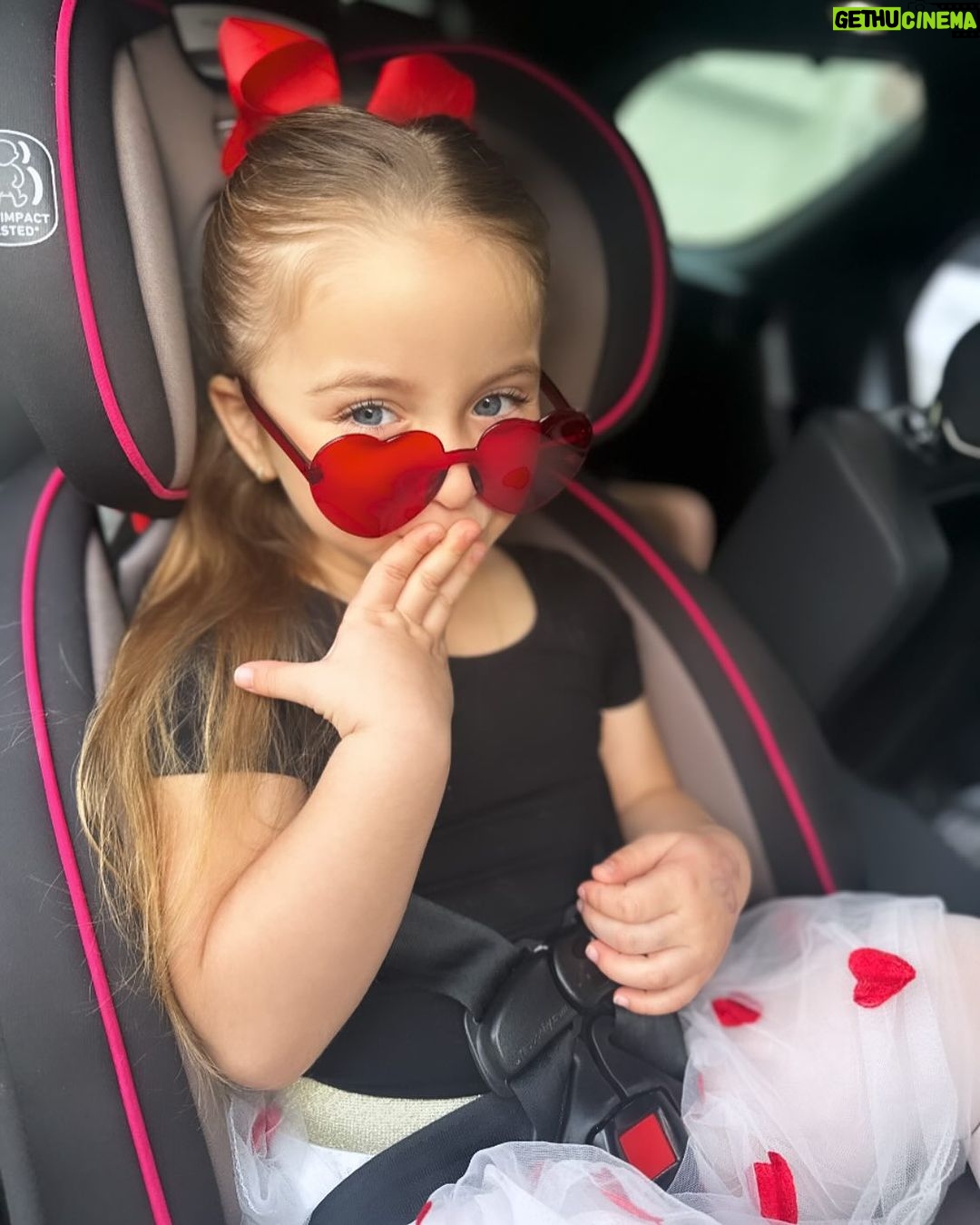 Claudia Leitte Instagram - Minha princesa dançou na igreja da escola hoje. Eu esqueci que estava na igreja e gritei, feito meus fãs no meu show. Sinto tanto orgulho dessa menina do coração gigante, meu Deus! Tô escrevendo com os zói chêi d’água, de felicidade!! “Os filhos são herança do Senhor, uma recompensa que ele dá. Como flechas nas mãos do guerreiro são os filhos nascidos na juventude. Como é feliz o homem cuja aljava está cheia deles! “