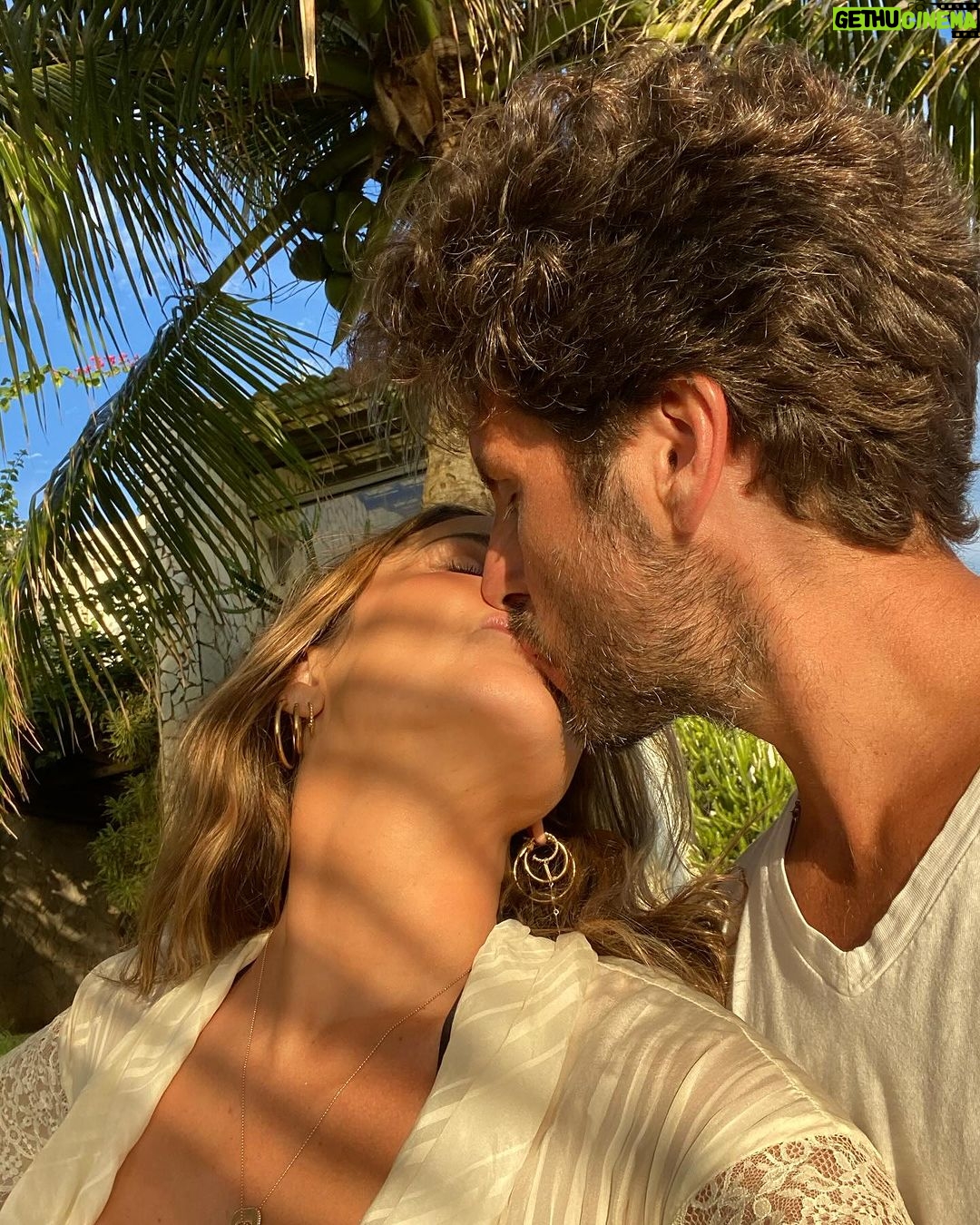 Claudia Leitte Instagram - Nesse momento, meu marido @mmpedreira tá arrumando as paradas pra fazer a dança do acasalamento mais tarde. Passarinho fofo! 🤭 Há 17 anos, Zizi- minha produtora-amiga-irmã- fez um tal de “banho de lua” em mim. Fiquei toda empolada no dia do meu casamento… 😶🌫️ Um primo meu, pequeno, sentou na cauda do meu vestido e não queria sair nem por decreto. Ele cresceu e eu ainda penso em dar-lhe um cascudinho de leve. 🙄 Tem uma parte da festa que eu só sei o que aconteceu porque temos um vídeo estranho e um álbum de fotos. 10 anos depois, a gente celebrou a renovação dos votos. Eu dancei muito e também tive amnésia do meio pro final. Hoje, sentadinha aqui, olhando nossos 3 filhos, rindo de mim mesma pq usei os pratos que só saem do armário no Natal, mas preparei uma comida horrível e, ao menos, arrasei na sobremesa, sou a mulher mais feliz do Planeta e vou correr pra me depilar… espero não ficar com alergia… ai, meu Deus! Pq eu não amadureci depois de tanto tempo? Te amo, amor da minha vida! Que Deus continue nos abençoando! Ps. Eu sou a mulher mais maravilhosa com quem você poderia se casar, eu sei! Ps2. Parabéns por me ter! (Considere cacofonias juvenis) 😂😂😂😂😂😂😂😂 PS3. Quero os próximos 70 anos com você! Bora malhar e melhorar a qualidade da comida, né? PS4. Você é um maridão muito maravilhoso! Ps5. Escondi dos meninos os controles do PS5, mas, hoje vou liberar o entretenimento deles com certeza! 🤭🤭🤭🤭🤭 Agora, deixa eu provar que sou bem grandinha e dar honra Aquele que é digno de toda Glória: OBRIGADA, JESUS, por ser nossa ROCHA! “Portanto, quem ouve estas minhas palavras e as pratica é como o homem prudente que construiu a sua casa sobre a rocha. Caiu a chuva, transbordaram os rios, sopraram os ventos e deram contra aquela casa, mas ela não caiu, porque estava alicerçada na rocha.” Matheus 7; 24-27