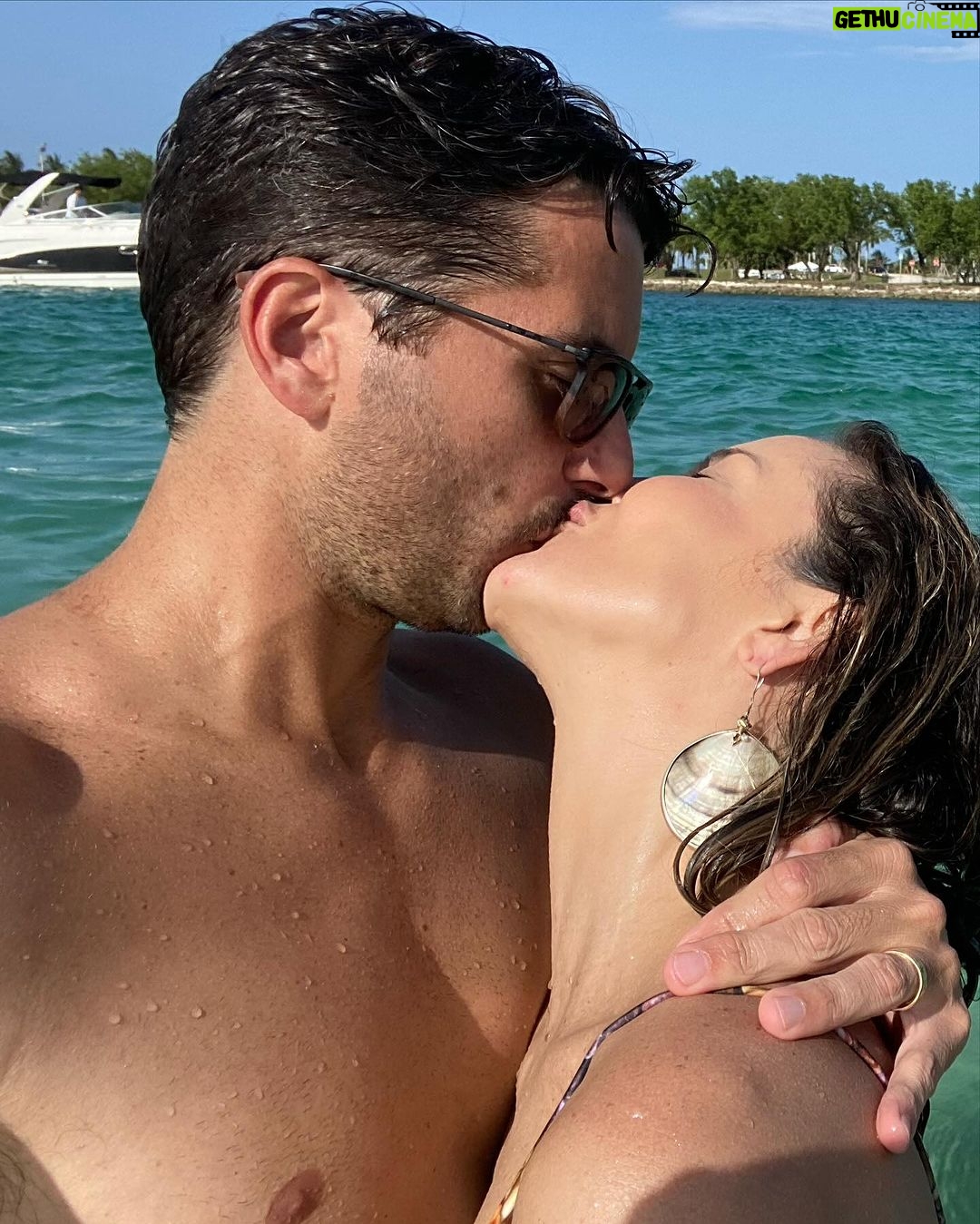 Claudia Leitte Instagram - Nesse momento, meu marido @mmpedreira tá arrumando as paradas pra fazer a dança do acasalamento mais tarde. Passarinho fofo! 🤭 Há 17 anos, Zizi- minha produtora-amiga-irmã- fez um tal de “banho de lua” em mim. Fiquei toda empolada no dia do meu casamento… 😶🌫️ Um primo meu, pequeno, sentou na cauda do meu vestido e não queria sair nem por decreto. Ele cresceu e eu ainda penso em dar-lhe um cascudinho de leve. 🙄 Tem uma parte da festa que eu só sei o que aconteceu porque temos um vídeo estranho e um álbum de fotos. 10 anos depois, a gente celebrou a renovação dos votos. Eu dancei muito e também tive amnésia do meio pro final. Hoje, sentadinha aqui, olhando nossos 3 filhos, rindo de mim mesma pq usei os pratos que só saem do armário no Natal, mas preparei uma comida horrível e, ao menos, arrasei na sobremesa, sou a mulher mais feliz do Planeta e vou correr pra me depilar… espero não ficar com alergia… ai, meu Deus! Pq eu não amadureci depois de tanto tempo? Te amo, amor da minha vida! Que Deus continue nos abençoando! Ps. Eu sou a mulher mais maravilhosa com quem você poderia se casar, eu sei! Ps2. Parabéns por me ter! (Considere cacofonias juvenis) 😂😂😂😂😂😂😂😂 PS3. Quero os próximos 70 anos com você! Bora malhar e melhorar a qualidade da comida, né? PS4. Você é um maridão muito maravilhoso! Ps5. Escondi dos meninos os controles do PS5, mas, hoje vou liberar o entretenimento deles com certeza! 🤭🤭🤭🤭🤭 Agora, deixa eu provar que sou bem grandinha e dar honra Aquele que é digno de toda Glória: OBRIGADA, JESUS, por ser nossa ROCHA! “Portanto, quem ouve estas minhas palavras e as pratica é como o homem prudente que construiu a sua casa sobre a rocha. Caiu a chuva, transbordaram os rios, sopraram os ventos e deram contra aquela casa, mas ela não caiu, porque estava alicerçada na rocha.” Matheus 7; 24-27