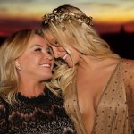 Claudia Leitte Instagram - Um dia minha filha será uma mulher poderosa e abençoada e, certamente, uma das razões que Deus me dá todos os dias para acreditar nisso, é a mãe que tenho! Feliz dia das mulheres à cada uma de vocês! Obrigada, @ilnaleitte! 🥹 Te amo!