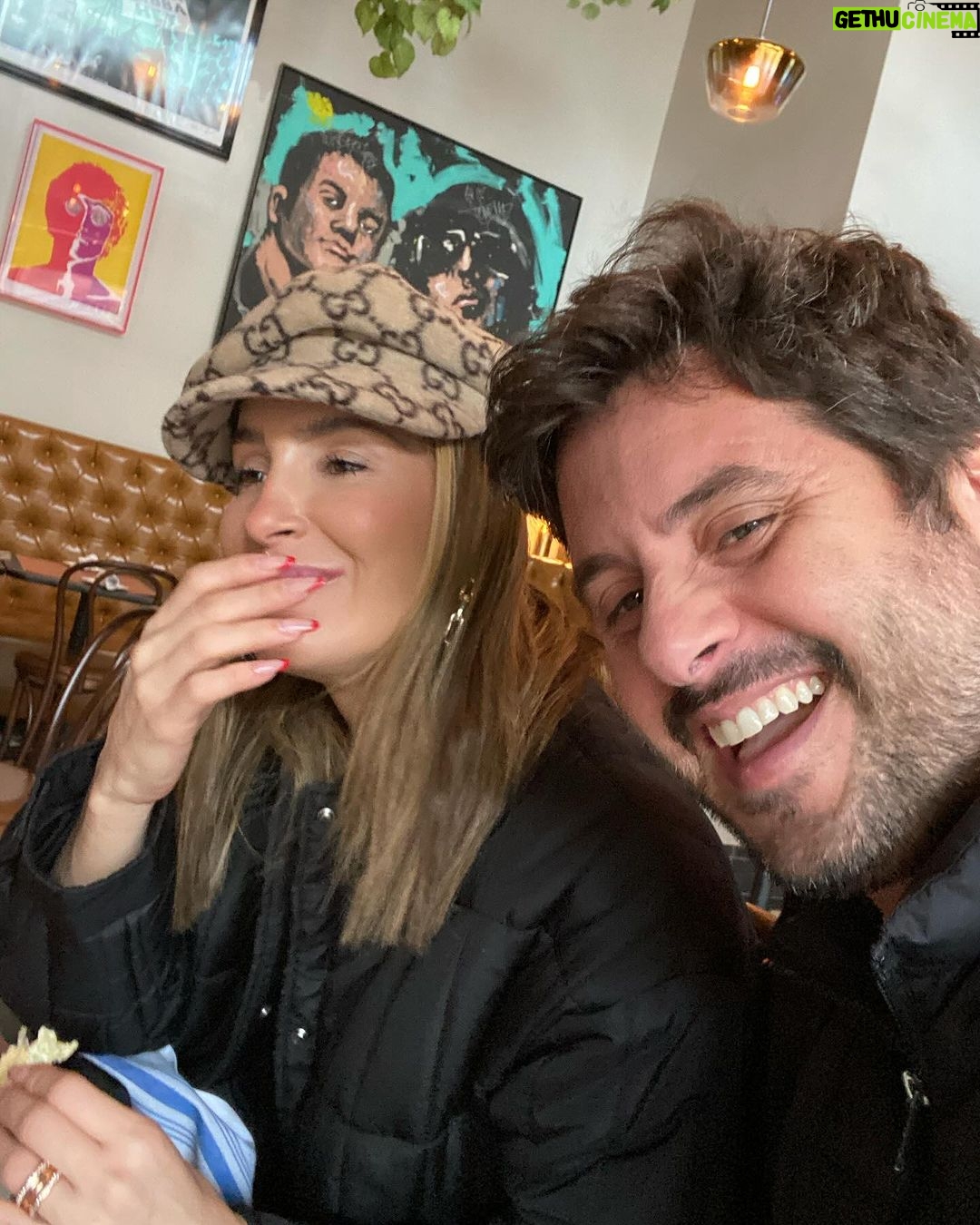 Claudia Leitte Instagram - Nesse momento, meu marido @mmpedreira tá arrumando as paradas pra fazer a dança do acasalamento mais tarde. Passarinho fofo! 🤭 Há 17 anos, Zizi- minha produtora-amiga-irmã- fez um tal de “banho de lua” em mim. Fiquei toda empolada no dia do meu casamento… 😶🌫️ Um primo meu, pequeno, sentou na cauda do meu vestido e não queria sair nem por decreto. Ele cresceu e eu ainda penso em dar-lhe um cascudinho de leve. 🙄 Tem uma parte da festa que eu só sei o que aconteceu porque temos um vídeo estranho e um álbum de fotos. 10 anos depois, a gente celebrou a renovação dos votos. Eu dancei muito e também tive amnésia do meio pro final. Hoje, sentadinha aqui, olhando nossos 3 filhos, rindo de mim mesma pq usei os pratos que só saem do armário no Natal, mas preparei uma comida horrível e, ao menos, arrasei na sobremesa, sou a mulher mais feliz do Planeta e vou correr pra me depilar… espero não ficar com alergia… ai, meu Deus! Pq eu não amadureci depois de tanto tempo? Te amo, amor da minha vida! Que Deus continue nos abençoando! Ps. Eu sou a mulher mais maravilhosa com quem você poderia se casar, eu sei! Ps2. Parabéns por me ter! (Considere cacofonias juvenis) 😂😂😂😂😂😂😂😂 PS3. Quero os próximos 70 anos com você! Bora malhar e melhorar a qualidade da comida, né? PS4. Você é um maridão muito maravilhoso! Ps5. Escondi dos meninos os controles do PS5, mas, hoje vou liberar o entretenimento deles com certeza! 🤭🤭🤭🤭🤭 Agora, deixa eu provar que sou bem grandinha e dar honra Aquele que é digno de toda Glória: OBRIGADA, JESUS, por ser nossa ROCHA! “Portanto, quem ouve estas minhas palavras e as pratica é como o homem prudente que construiu a sua casa sobre a rocha. Caiu a chuva, transbordaram os rios, sopraram os ventos e deram contra aquela casa, mas ela não caiu, porque estava alicerçada na rocha.” Matheus 7; 24-27