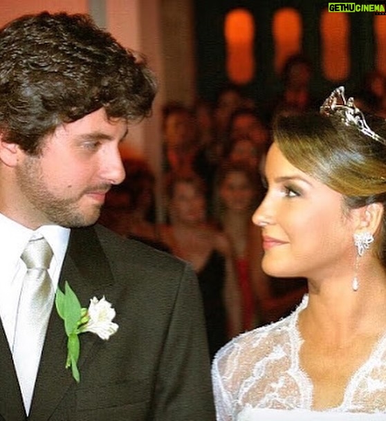 Claudia Leitte Instagram - Nesse momento, meu marido @mmpedreira tá arrumando as paradas pra fazer a dança do acasalamento mais tarde. Passarinho fofo! 🤭 Há 17 anos, Zizi- minha produtora-amiga-irmã- fez um tal de “banho de lua” em mim. Fiquei toda empolada no dia do meu casamento… 😶🌫️ Um primo meu, pequeno, sentou na cauda do meu vestido e não queria sair nem por decreto. Ele cresceu e eu ainda penso em dar-lhe um cascudinho de leve. 🙄 Tem uma parte da festa que eu só sei o que aconteceu porque temos um vídeo estranho e um álbum de fotos. 10 anos depois, a gente celebrou a renovação dos votos. Eu dancei muito e também tive amnésia do meio pro final. Hoje, sentadinha aqui, olhando nossos 3 filhos, rindo de mim mesma pq usei os pratos que só saem do armário no Natal, mas preparei uma comida horrível e, ao menos, arrasei na sobremesa, sou a mulher mais feliz do Planeta e vou correr pra me depilar… espero não ficar com alergia… ai, meu Deus! Pq eu não amadureci depois de tanto tempo? Te amo, amor da minha vida! Que Deus continue nos abençoando! Ps. Eu sou a mulher mais maravilhosa com quem você poderia se casar, eu sei! Ps2. Parabéns por me ter! (Considere cacofonias juvenis) 😂😂😂😂😂😂😂😂 PS3. Quero os próximos 70 anos com você! Bora malhar e melhorar a qualidade da comida, né? PS4. Você é um maridão muito maravilhoso! Ps5. Escondi dos meninos os controles do PS5, mas, hoje vou liberar o entretenimento deles com certeza! 🤭🤭🤭🤭🤭 Agora, deixa eu provar que sou bem grandinha e dar honra Aquele que é digno de toda Glória: OBRIGADA, JESUS, por ser nossa ROCHA! “Portanto, quem ouve estas minhas palavras e as pratica é como o homem prudente que construiu a sua casa sobre a rocha. Caiu a chuva, transbordaram os rios, sopraram os ventos e deram contra aquela casa, mas ela não caiu, porque estava alicerçada na rocha.” Matheus 7; 24-27