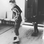 Claudia Leitte Instagram - … tem um monte de celebridade- ou, só uma “ruma” de gente metida à besta, vá saber!?- postando domingos incríveis… e você se comparando, achando que nada demais tá rolando na sua própria vida! Hoje tive dor de barriga, mas não vou postar foto do banheiro, né? Além disso, quando tô agradecendo a Deus e é “de propósito”, eu tô agradecendo. Passei aqui só pra postar uma msg de paz e sair correndo. Obrigada, de nada! Msg de coach experiente: se tem uma coisa que eu sei é que QUEM me governa não dorme, nem tira sequer um cochilo, meus sentimentos e dias de saco cheio são milagres disfarçados com aquela máscara do pânico… Ps. Olha esses momentinhos aleatórios tão lindos! 🥹 Ps2. Vou comer pizza. 😉