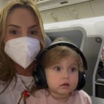 Claudia Leitte Instagram - … tem um monte de celebridade- ou, só uma “ruma” de gente metida à besta, vá saber!?- postando domingos incríveis… e você se comparando, achando que nada demais tá rolando na sua própria vida! Hoje tive dor de barriga, mas não vou postar foto do banheiro, né? Além disso, quando tô agradecendo a Deus e é “de propósito”, eu tô agradecendo. Passei aqui só pra postar uma msg de paz e sair correndo. Obrigada, de nada! Msg de coach experiente: se tem uma coisa que eu sei é que QUEM me governa não dorme, nem tira sequer um cochilo, meus sentimentos e dias de saco cheio são milagres disfarçados com aquela máscara do pânico… Ps. Olha esses momentinhos aleatórios tão lindos! 🥹 Ps2. Vou comer pizza. 😉