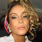 Claudia Leitte Instagram - … tem um monte de celebridade- ou, só uma “ruma” de gente metida à besta, vá saber!?- postando domingos incríveis… e você se comparando, achando que nada demais tá rolando na sua própria vida! Hoje tive dor de barriga, mas não vou postar foto do banheiro, né? Além disso, quando tô agradecendo a Deus e é “de propósito”, eu tô agradecendo. Passei aqui só pra postar uma msg de paz e sair correndo. Obrigada, de nada! Msg de coach experiente: se tem uma coisa que eu sei é que QUEM me governa não dorme, nem tira sequer um cochilo, meus sentimentos e dias de saco cheio são milagres disfarçados com aquela máscara do pânico… Ps. Olha esses momentinhos aleatórios tão lindos! 🥹 Ps2. Vou comer pizza. 😉