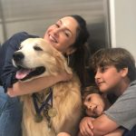 Claudia Leitte Instagram - … tem um monte de celebridade- ou, só uma “ruma” de gente metida à besta, vá saber!?- postando domingos incríveis… e você se comparando, achando que nada demais tá rolando na sua própria vida! Hoje tive dor de barriga, mas não vou postar foto do banheiro, né? Além disso, quando tô agradecendo a Deus e é “de propósito”, eu tô agradecendo. Passei aqui só pra postar uma msg de paz e sair correndo. Obrigada, de nada! Msg de coach experiente: se tem uma coisa que eu sei é que QUEM me governa não dorme, nem tira sequer um cochilo, meus sentimentos e dias de saco cheio são milagres disfarçados com aquela máscara do pânico… Ps. Olha esses momentinhos aleatórios tão lindos! 🥹 Ps2. Vou comer pizza. 😉
