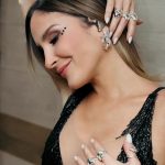 Claudia Leitte Instagram - Oi pessoal, quem aí também adora uma mão cheia de anéis? ✨ Sou simplesmente apaixonada pelos meus acessórios da minha collab Elos com @barbaraportoacessorios ! Sempre que estou nos palcos, adoro brilhar ainda mais com nossas peças incríveis. 💖 #ClaudiaLeitte #BarbaraPortoAcessorios #acessorios #semijoias