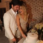 Claudia Leitte Instagram - Nesse momento, meu marido @mmpedreira tá arrumando as paradas pra fazer a dança do acasalamento mais tarde. Passarinho fofo! 🤭 Há 17 anos, Zizi- minha produtora-amiga-irmã- fez um tal de “banho de lua” em mim. Fiquei toda empolada no dia do meu casamento… 😶‍🌫️ Um primo meu, pequeno, sentou na cauda do meu vestido e não queria sair nem por decreto. Ele cresceu e eu ainda penso em dar-lhe um cascudinho de leve. 🙄 Tem uma parte da festa que eu só sei o que aconteceu porque temos um vídeo estranho e um álbum de fotos. 10 anos depois, a gente celebrou a renovação dos votos. Eu dancei muito e também tive amnésia do meio pro final. Hoje, sentadinha aqui, olhando nossos 3 filhos, rindo de mim mesma pq usei os pratos que só saem do armário no Natal, mas preparei uma comida horrível e, ao menos, arrasei na sobremesa, sou a mulher mais feliz do Planeta e vou correr pra me depilar… espero não ficar com alergia… ai, meu Deus! Pq eu não amadureci depois de tanto tempo? Te amo, amor da minha vida! Que Deus continue nos abençoando! Ps. Eu sou a mulher mais maravilhosa com quem você poderia se casar, eu sei! Ps2. Parabéns por me ter! (Considere cacofonias juvenis) 😂😂😂😂😂😂😂😂 PS3. Quero os próximos 70 anos com você! Bora malhar e melhorar a qualidade da comida, né? PS4. Você é um maridão muito maravilhoso! Ps5. Escondi dos meninos os controles do PS5, mas, hoje vou liberar o entretenimento deles com certeza! 🤭🤭🤭🤭🤭 Agora, deixa eu provar que sou bem grandinha e dar honra Aquele que é digno de toda Glória: OBRIGADA, JESUS, por ser nossa ROCHA! “Portanto, quem ouve estas minhas palavras e as pratica é como o homem prudente que construiu a sua casa sobre a rocha. Caiu a chuva, transbordaram os rios, sopraram os ventos e deram contra aquela casa, mas ela não caiu, porque estava alicerçada na rocha.” Matheus 7; 24-27