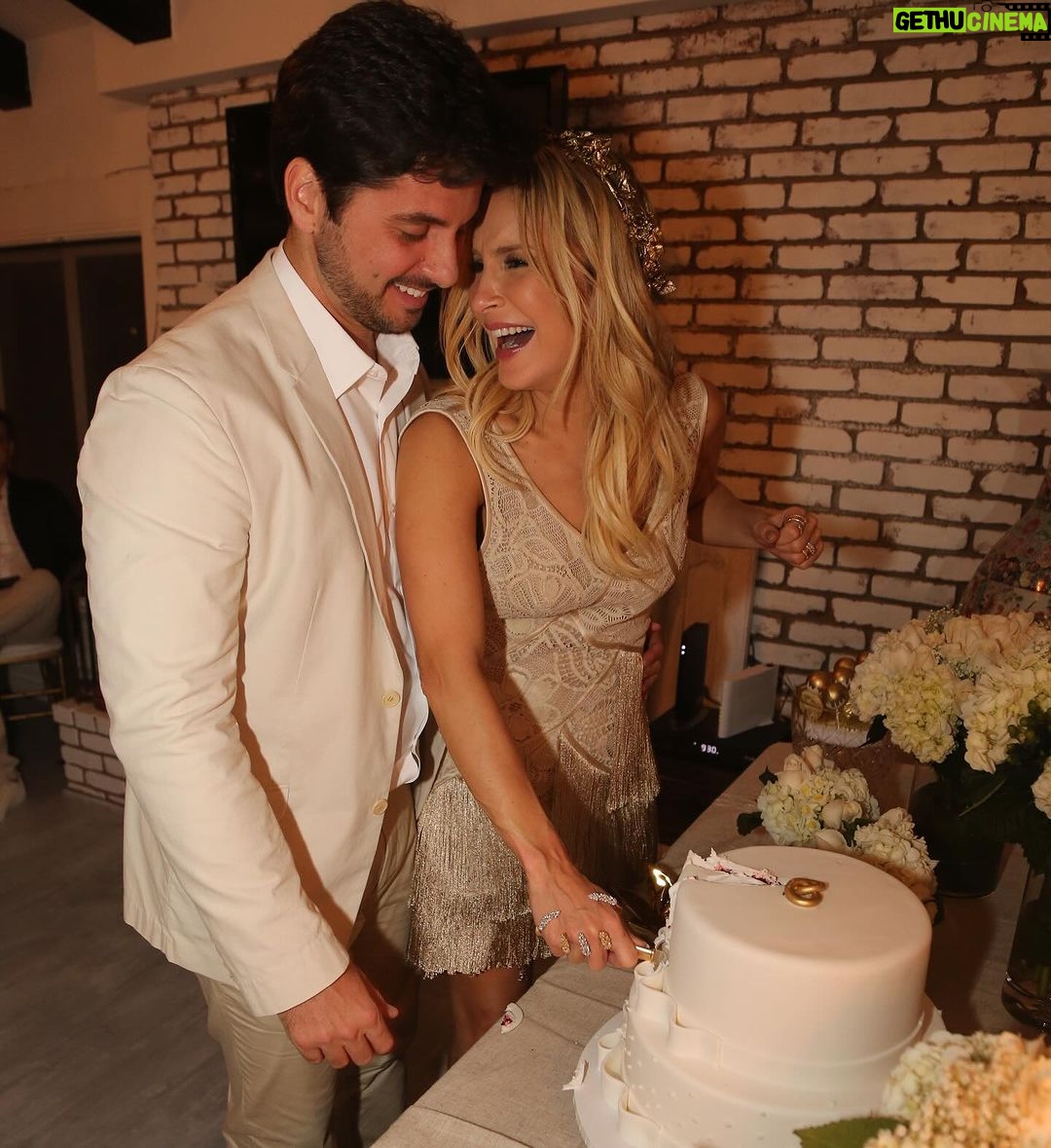 Claudia Leitte Instagram - Nesse momento, meu marido @mmpedreira tá arrumando as paradas pra fazer a dança do acasalamento mais tarde. Passarinho fofo! 🤭 Há 17 anos, Zizi- minha produtora-amiga-irmã- fez um tal de “banho de lua” em mim. Fiquei toda empolada no dia do meu casamento… 😶🌫️ Um primo meu, pequeno, sentou na cauda do meu vestido e não queria sair nem por decreto. Ele cresceu e eu ainda penso em dar-lhe um cascudinho de leve. 🙄 Tem uma parte da festa que eu só sei o que aconteceu porque temos um vídeo estranho e um álbum de fotos. 10 anos depois, a gente celebrou a renovação dos votos. Eu dancei muito e também tive amnésia do meio pro final. Hoje, sentadinha aqui, olhando nossos 3 filhos, rindo de mim mesma pq usei os pratos que só saem do armário no Natal, mas preparei uma comida horrível e, ao menos, arrasei na sobremesa, sou a mulher mais feliz do Planeta e vou correr pra me depilar… espero não ficar com alergia… ai, meu Deus! Pq eu não amadureci depois de tanto tempo? Te amo, amor da minha vida! Que Deus continue nos abençoando! Ps. Eu sou a mulher mais maravilhosa com quem você poderia se casar, eu sei! Ps2. Parabéns por me ter! (Considere cacofonias juvenis) 😂😂😂😂😂😂😂😂 PS3. Quero os próximos 70 anos com você! Bora malhar e melhorar a qualidade da comida, né? PS4. Você é um maridão muito maravilhoso! Ps5. Escondi dos meninos os controles do PS5, mas, hoje vou liberar o entretenimento deles com certeza! 🤭🤭🤭🤭🤭 Agora, deixa eu provar que sou bem grandinha e dar honra Aquele que é digno de toda Glória: OBRIGADA, JESUS, por ser nossa ROCHA! “Portanto, quem ouve estas minhas palavras e as pratica é como o homem prudente que construiu a sua casa sobre a rocha. Caiu a chuva, transbordaram os rios, sopraram os ventos e deram contra aquela casa, mas ela não caiu, porque estava alicerçada na rocha.” Matheus 7; 24-27