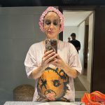 Claudia Leitte Instagram - Pra você que é neurotípico (a), esse post não tem o mínimo de cabimento. 😂 Parece uma colcha de retalhos. Para mim, tem forte conexão emocional. Um quebra-cabeça encaixadinho. Mas, devo confessar que foi bem aleatório. Então, nem vou me dar ao trabalho de fazer uma legenda cheia de nexo. Apenas uma dica da coach aqui: JESUS é O Caminho, A Verdade e A vida! 😉 Ps. Rodriguinho saiu do BBB ontem, caso você não saiba.