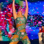 Claudia Leitte Instagram - Eu não vivo pelo que vejo… … e agora que sei disso, no desabrochar dessa consciência novinha em folha, ganho novas asas… e garras, penas, bico… tudo zero-bala. 🤭 … Lá, onde nascem os sonhos, há uma fonte… … comecei a escrever algo, parafraseando Scarlet Ohara- “Jamais sentirei ‘sede’ novamente”- eis que meu marido adentra o quarto, impaciente, dizendo que precisamos fazer uma limpeza lá fora. Lembrei que tem “coisa” de Davi pra resolver, que a camisa da farda de Bela está pequena e Rafael entrou naquela fase de não querer mais me beijar antes de sair. Preciso me arrumar pra uma reunião e voltar para o dentista. “… La vida és um carnaval…” (Célia Cruz) Já já eu volto pro Carnaval da Minha vida (Milk, Claudia) Tome leite. 🎡🎠🧸😏