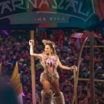 Claudia Leitte Instagram - Eu não vivo pelo que vejo… … e agora que sei disso, no desabrochar dessa consciência novinha em folha, ganho novas asas… e garras, penas, bico… tudo zero-bala. 🤭 … Lá, onde nascem os sonhos, há uma fonte… … comecei a escrever algo, parafraseando Scarlet Ohara- “Jamais sentirei ‘sede’ novamente”- eis que meu marido adentra o quarto, impaciente, dizendo que precisamos fazer uma limpeza lá fora. Lembrei que tem “coisa” de Davi pra resolver, que a camisa da farda de Bela está pequena e Rafael entrou naquela fase de não querer mais me beijar antes de sair. Preciso me arrumar pra uma reunião e voltar para o dentista. “… La vida és um carnaval…” (Célia Cruz) Já já eu volto pro Carnaval da Minha vida (Milk, Claudia) Tome leite. 🎡🎠🧸😏