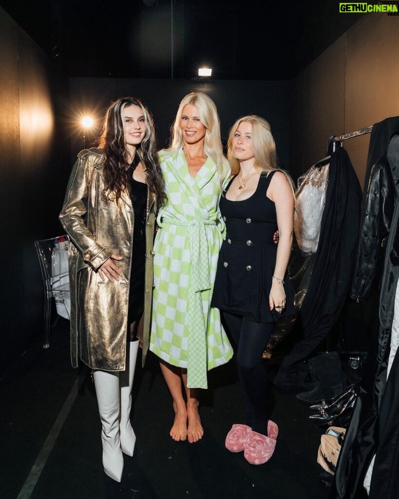 Claudia Schiffer Instagram - So nice to meet @emmarogue backstage at the @versace show