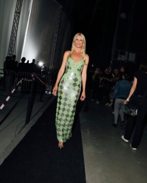 Claudia Schiffer Instagram - Amazing @versace show tonight! Excited to be with my dear friend @donatella_versace 😘 

Images by @moeez for @voguemagazine — read the full Vogue story at the link in bio ♥️