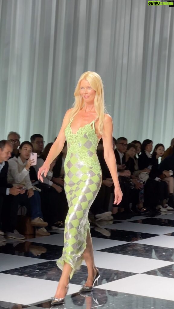 Claudia Schiffer Instagram - Today during #MilanFashionWeek, @donatella_versace debuted her spring 2024 collection to a star-studded audience. One of the most special guests? Legendary supermodel @claudiaschiffer, who closed the show wearing a dazzling green gown. Tap the link in our bio to see more.