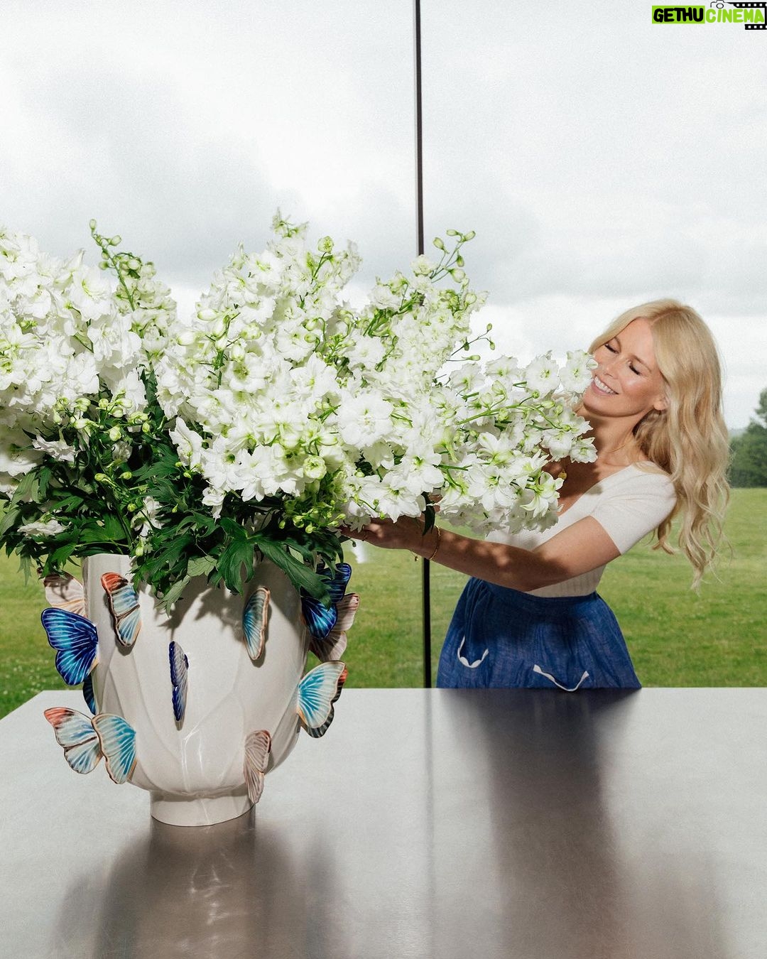 Claudia Schiffer Instagram - Flowers are (also) a girl's best friend ☁️🦋