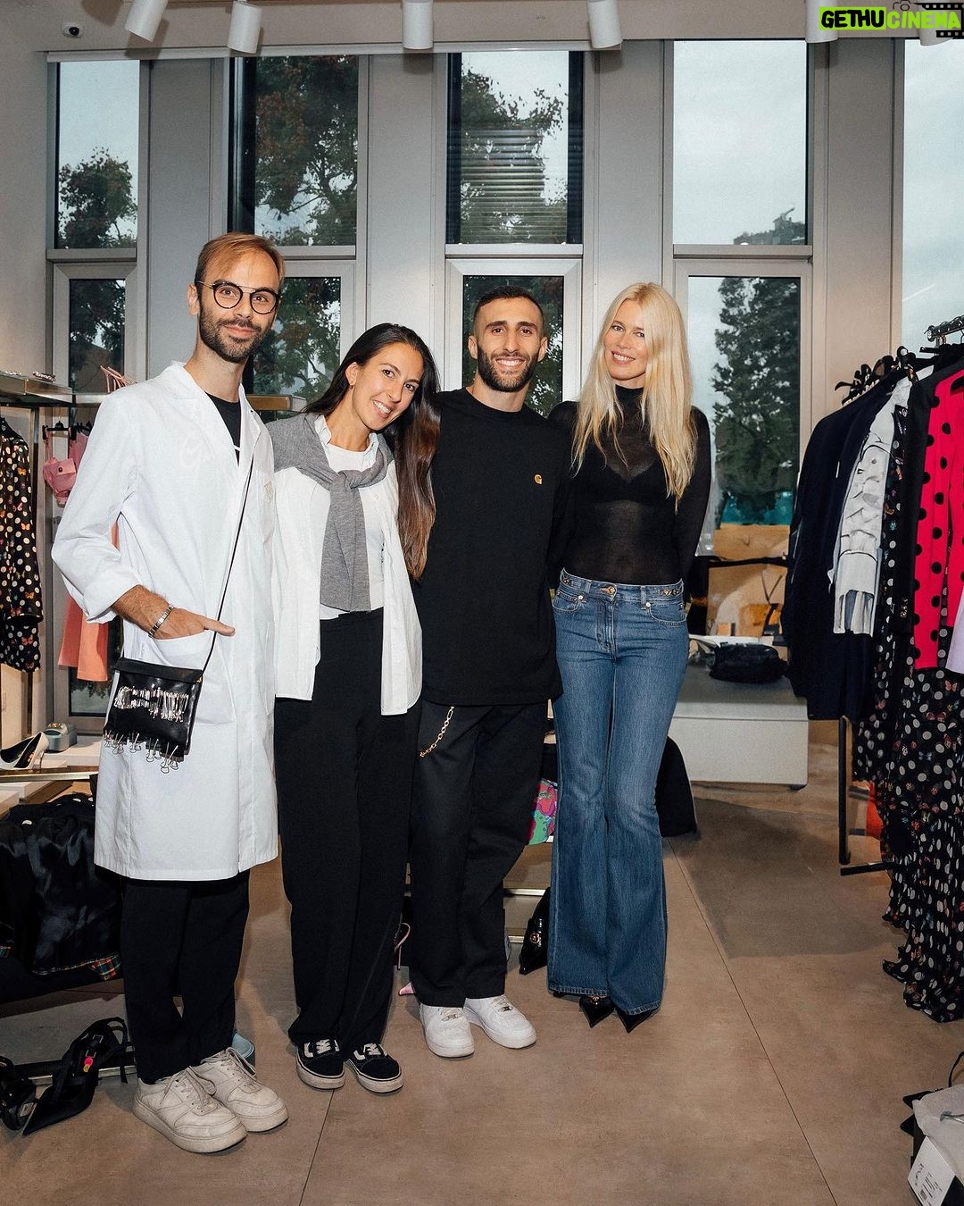 Claudia Schiffer Instagram - Couldn’t do it without my team 💗