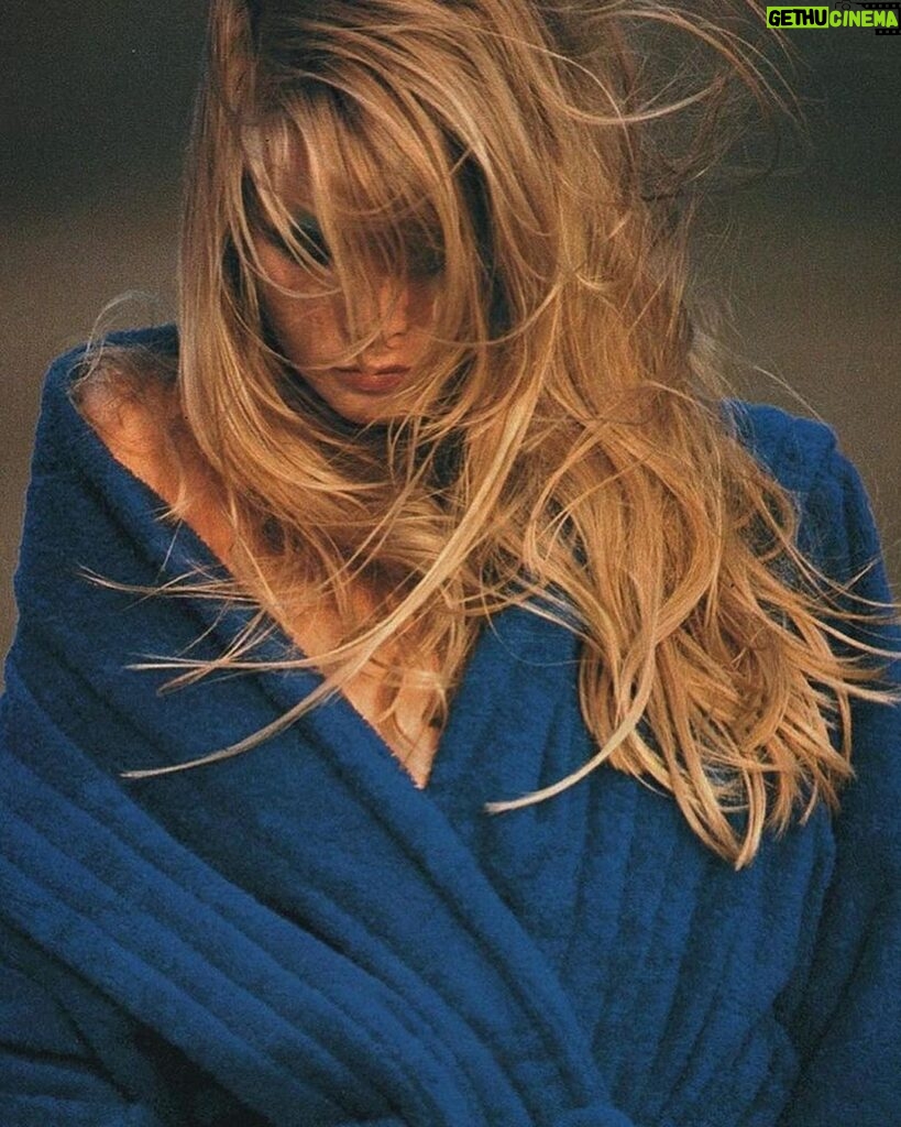Claudia Schiffer Instagram - Ocean blue. 📸@hansfeurer for @elle_italia, 1989.