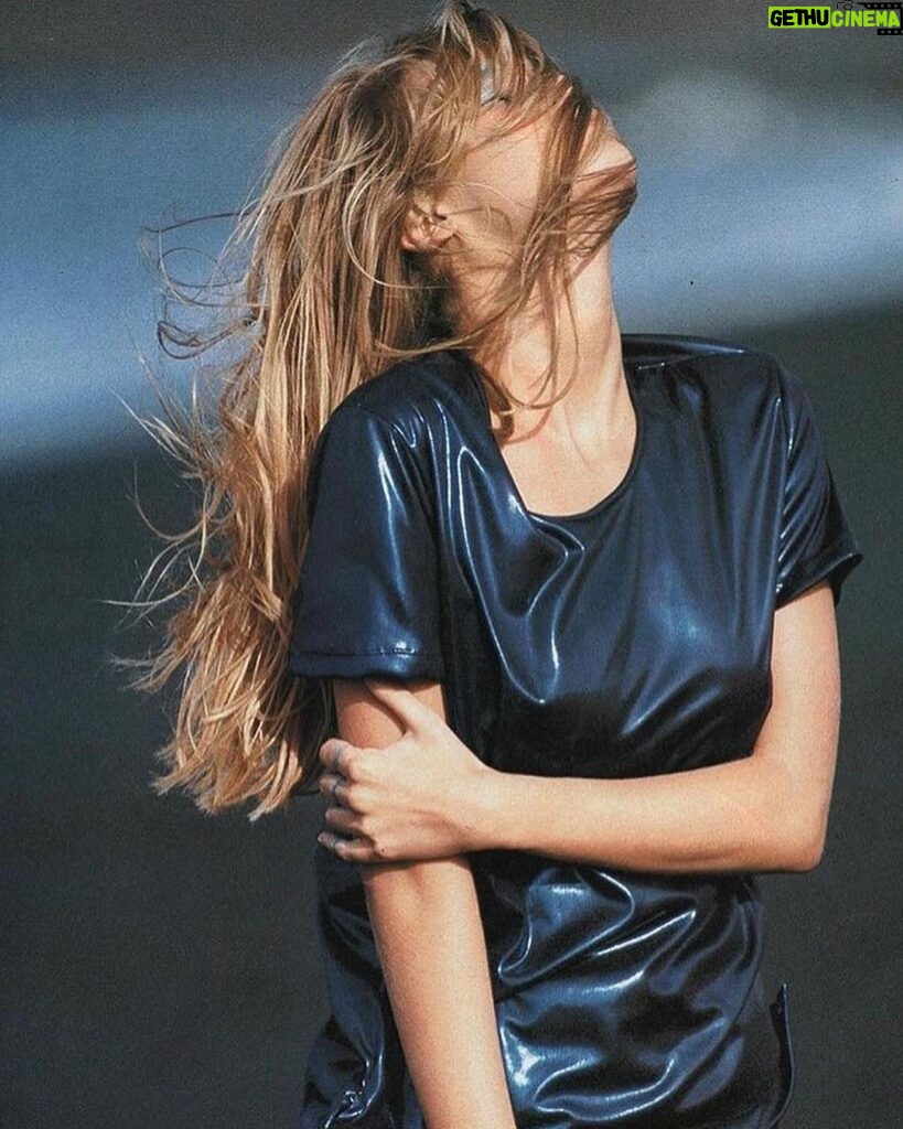 Claudia Schiffer Instagram - Ocean blue. 📸@hansfeurer for @elle_italia, 1989.