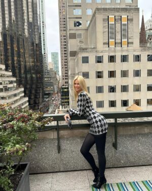 Claudia Schiffer Instagram - A New York minute for @argyllemovie. In theatres everywhere TODAY!