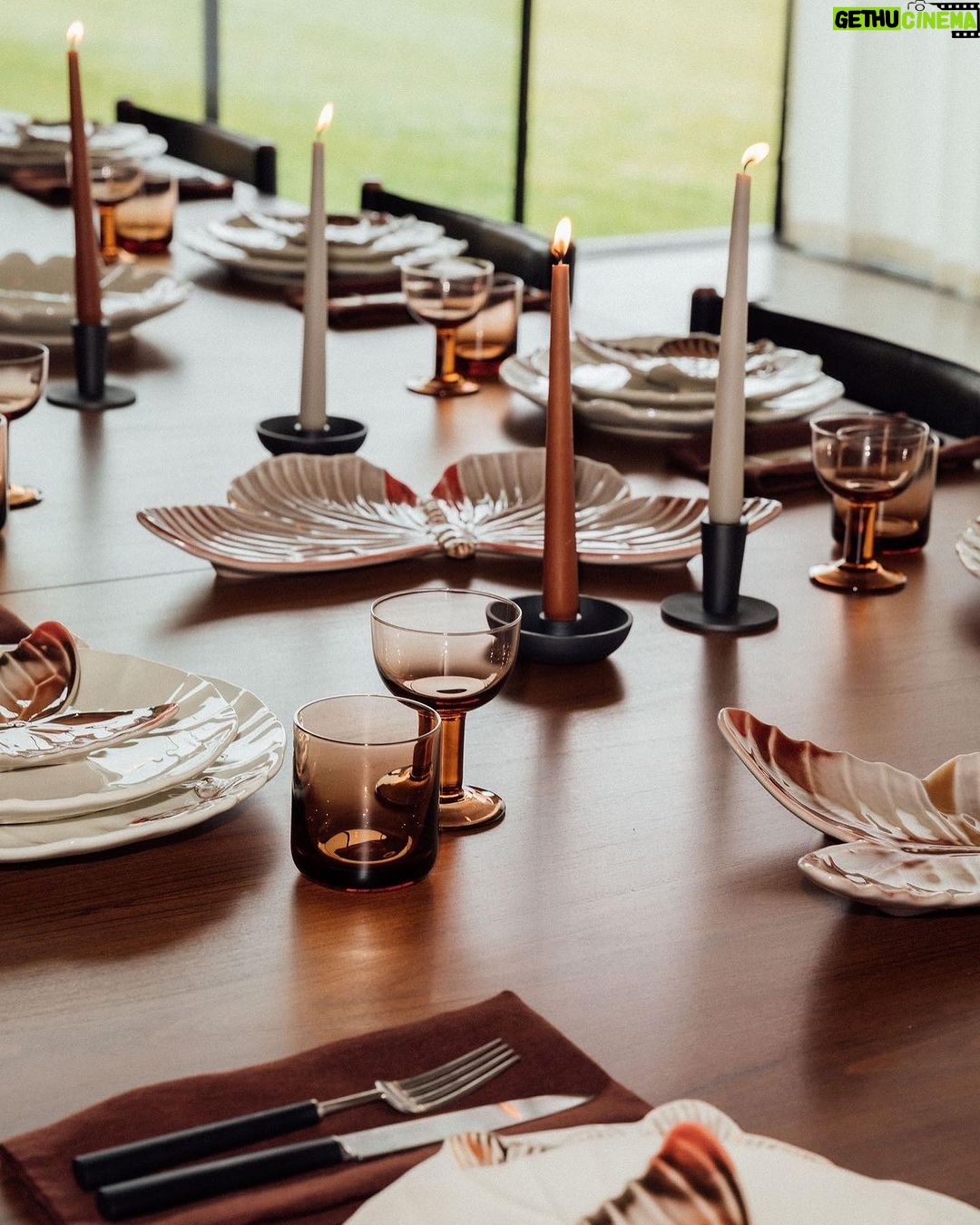 Claudia Schiffer Instagram - Dinner parties are on the horizon. You all loved my first Cloudy Butterflies collection with @bordallopinheiroofficial and now we are releasing the dinnerware collection! So excited to see how you style it… Available to shop now at the link in my bio! 🦋
