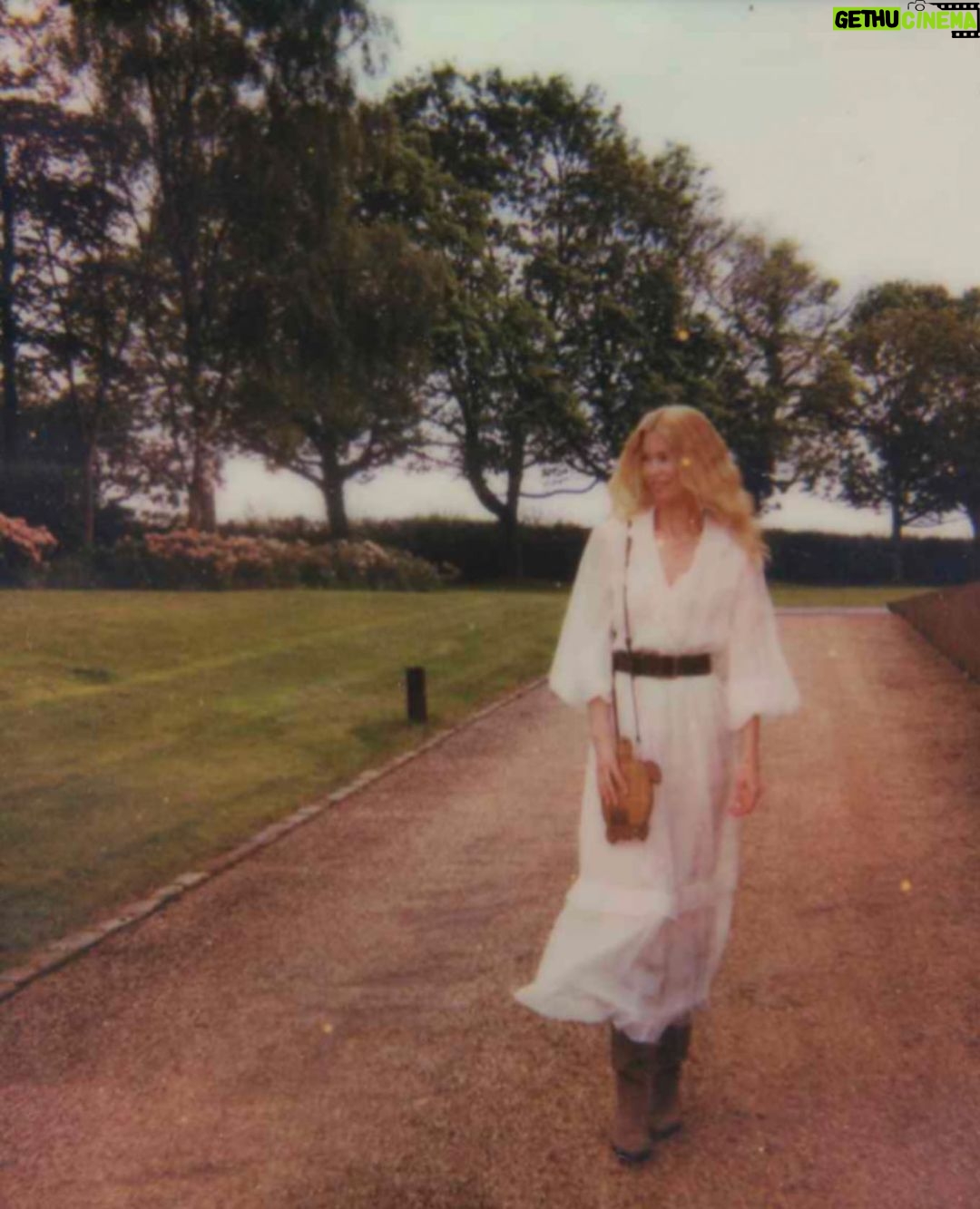 Claudia Schiffer Instagram - Spring outfit inspiration 🌸