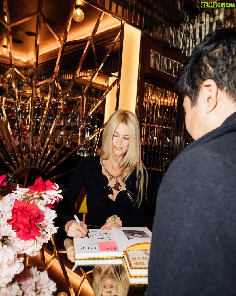 Claudia Schiffer Instagram - Still thinking about my Blue Chip signing at @theofficialselfridges ❤️