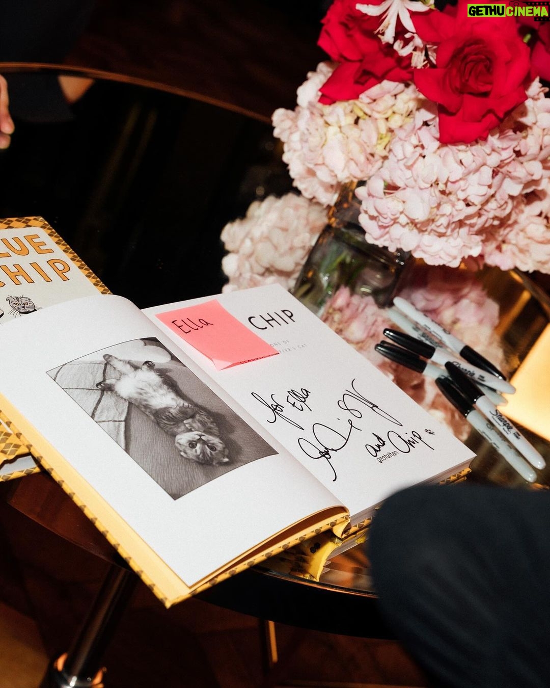 Claudia Schiffer Instagram - Still thinking about my Blue Chip signing at @theofficialselfridges ❤️