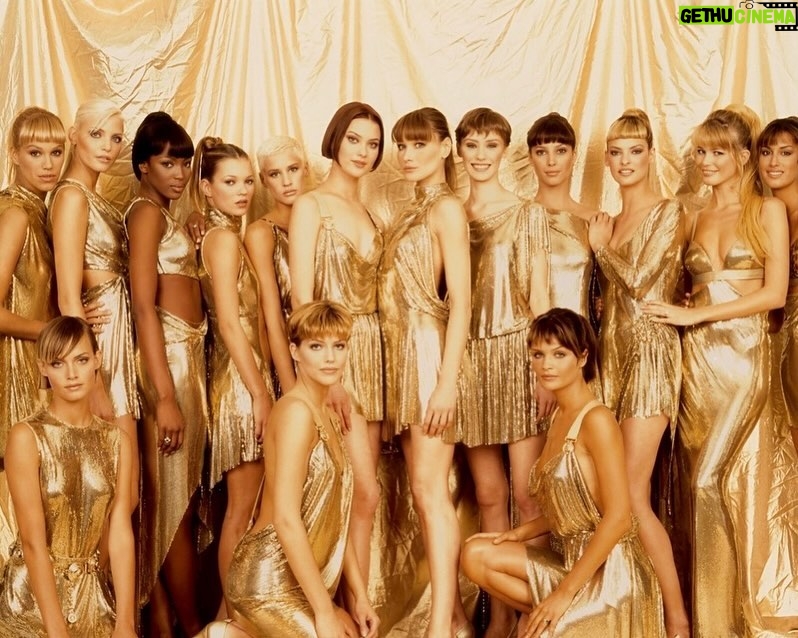 Claudia Schiffer Instagram - Honoured to have so many incredible women in my life. Happy International Women’s Day!