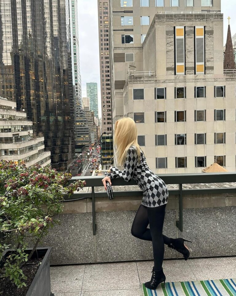 Claudia Schiffer Instagram - A New York minute for @argyllemovie. In theatres everywhere TODAY!