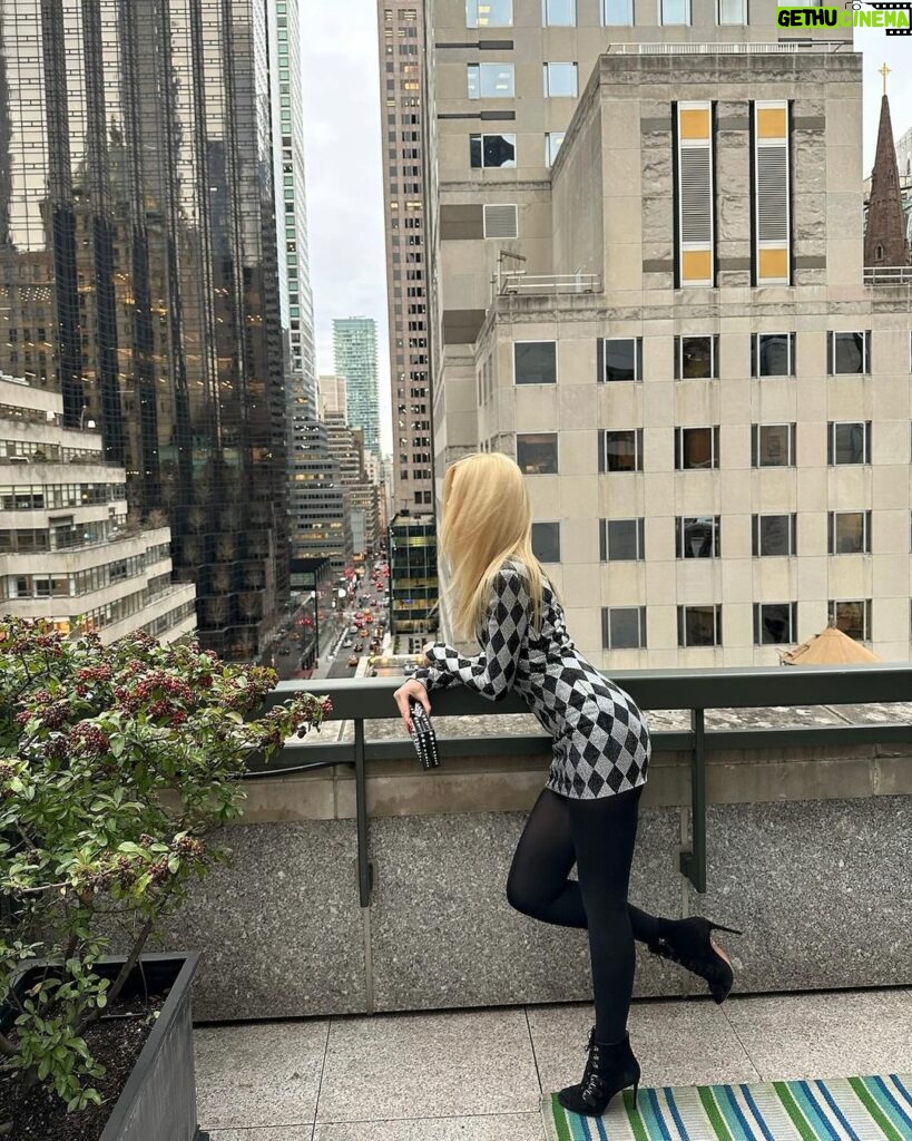 Claudia Schiffer Instagram - A New York minute for @argyllemovie. In theatres everywhere TODAY!