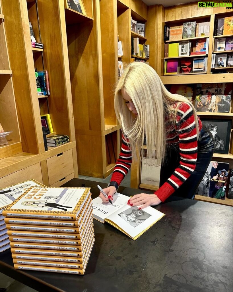 Claudia Schiffer Instagram - More amazing moments from my visit to @thebookmarc to sign copies of @chipthecat’s new book “Blue Chip: Confessions of Claudia Schiffer’s Cat” ❤️ New York, New York