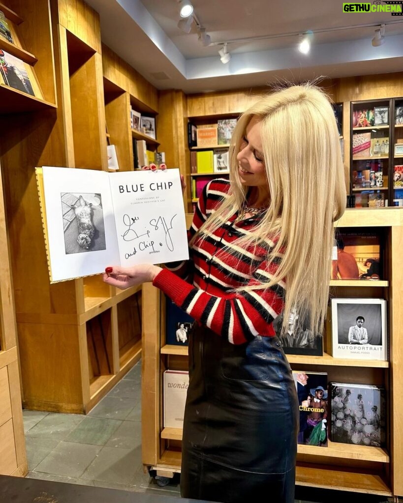 Claudia Schiffer Instagram - More amazing moments from my visit to @thebookmarc to sign copies of @chipthecat’s new book “Blue Chip: Confessions of Claudia Schiffer’s Cat” ❤️ New York, New York
