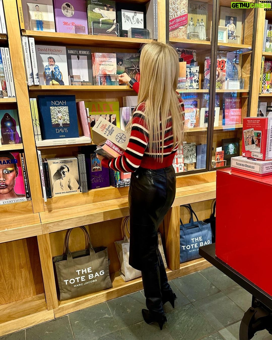 Claudia Schiffer Instagram - More amazing moments from my visit to @thebookmarc to sign copies of @chipthecat’s new book “Blue Chip: Confessions of Claudia Schiffer’s Cat” ❤️ New York, New York