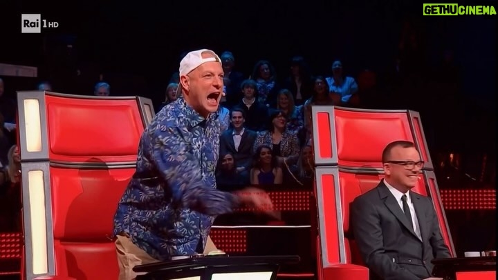 Clementino Instagram - Nonostante io sia stato l’unico a girarsi…. La Signora era un pò confusa 😂😂😂🩵 Tutto questo è @thevoice_italy !!!! Ci vediamo venerdì!! Italy