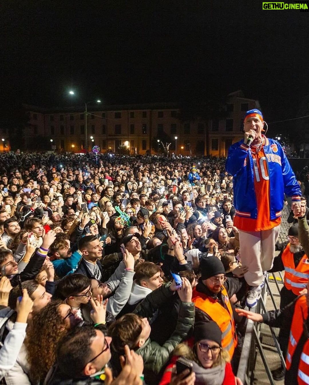 Clementino Instagram - ‘A Befana 🍭🍬🧹🧙♀️🧦 Ieri si è conclusa l’ultima data del #ChristmasEditionTour Ci prendiamo una pausa con i concerti, ma ripartiamo presto guagliù !!! #Clementinolive2024 #TourLife Tour Life