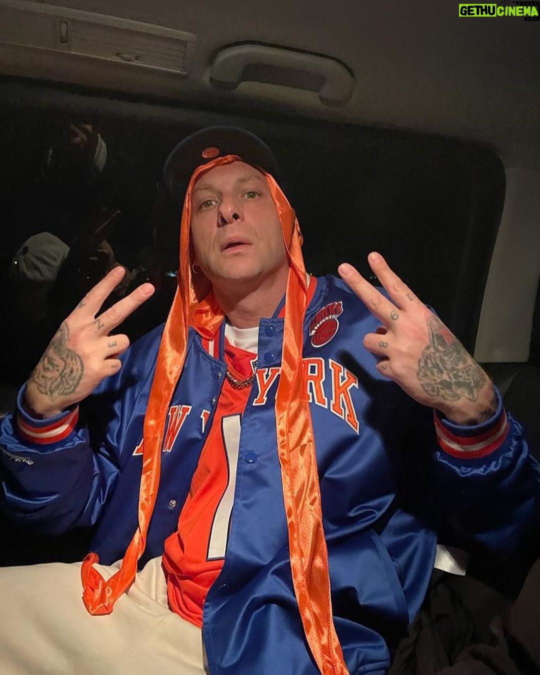 Clementino Instagram - ‘A Befana 🍭🍬🧹🧙♀️🧦 Ieri si è conclusa l’ultima data del #ChristmasEditionTour Ci prendiamo una pausa con i concerti, ma ripartiamo presto guagliù !!! #Clementinolive2024 #TourLife Tour Life