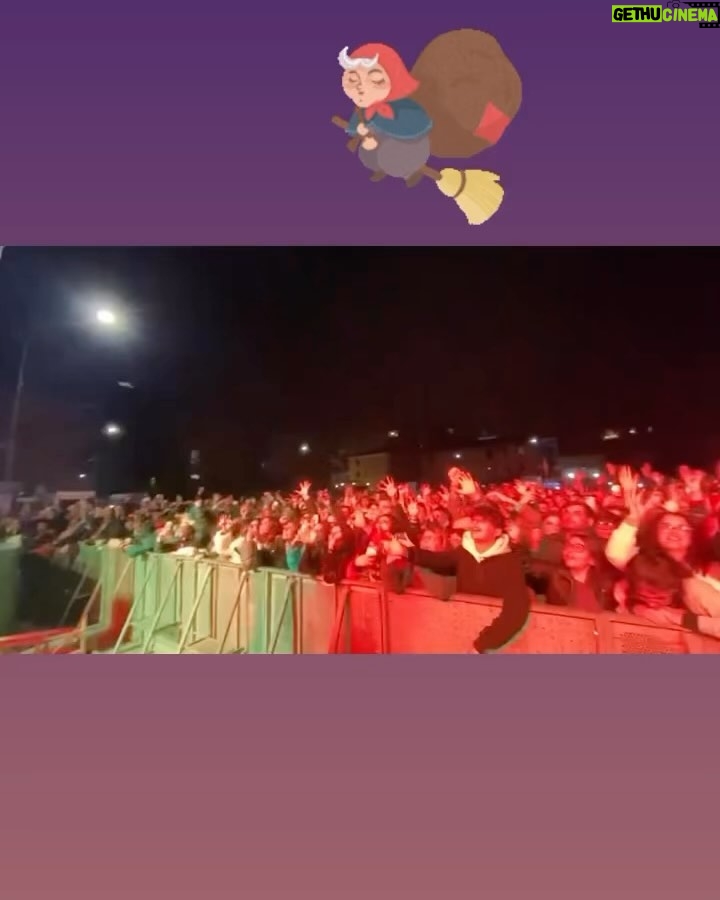 Clementino Instagram - ‘A Befana 🍭🍬🧹🧙♀️🧦 Ieri si è conclusa l’ultima data del #ChristmasEditionTour Ci prendiamo una pausa con i concerti, ma ripartiamo presto guagliù !!! #Clementinolive2024 #TourLife Tour Life